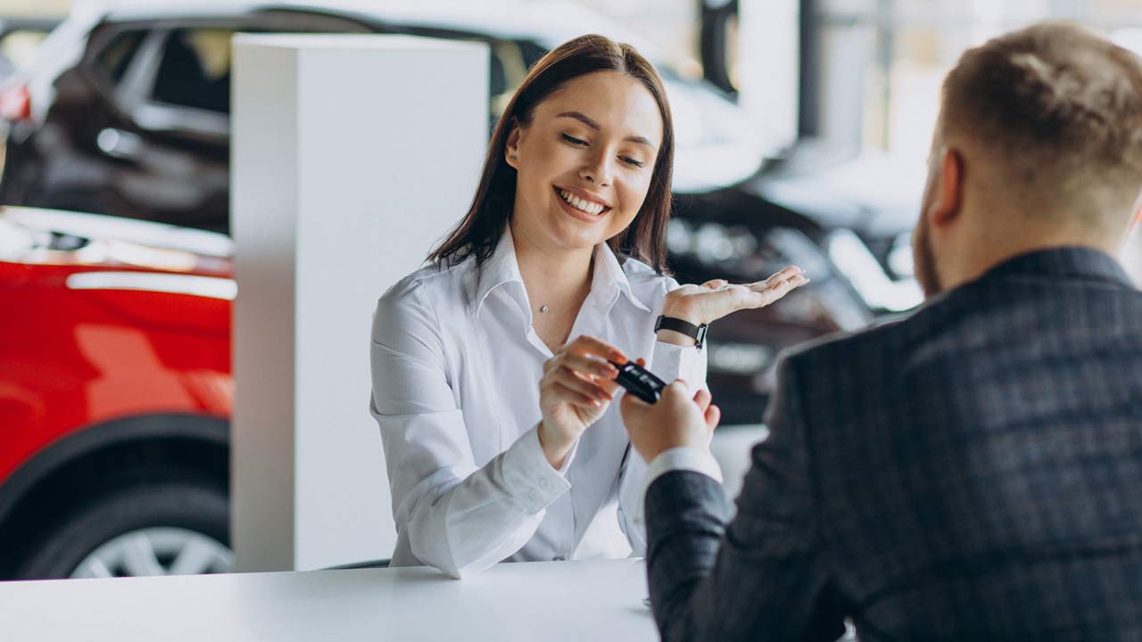 Kunde übergibt seinen Autoschlüssel unserem Team während der Beratung